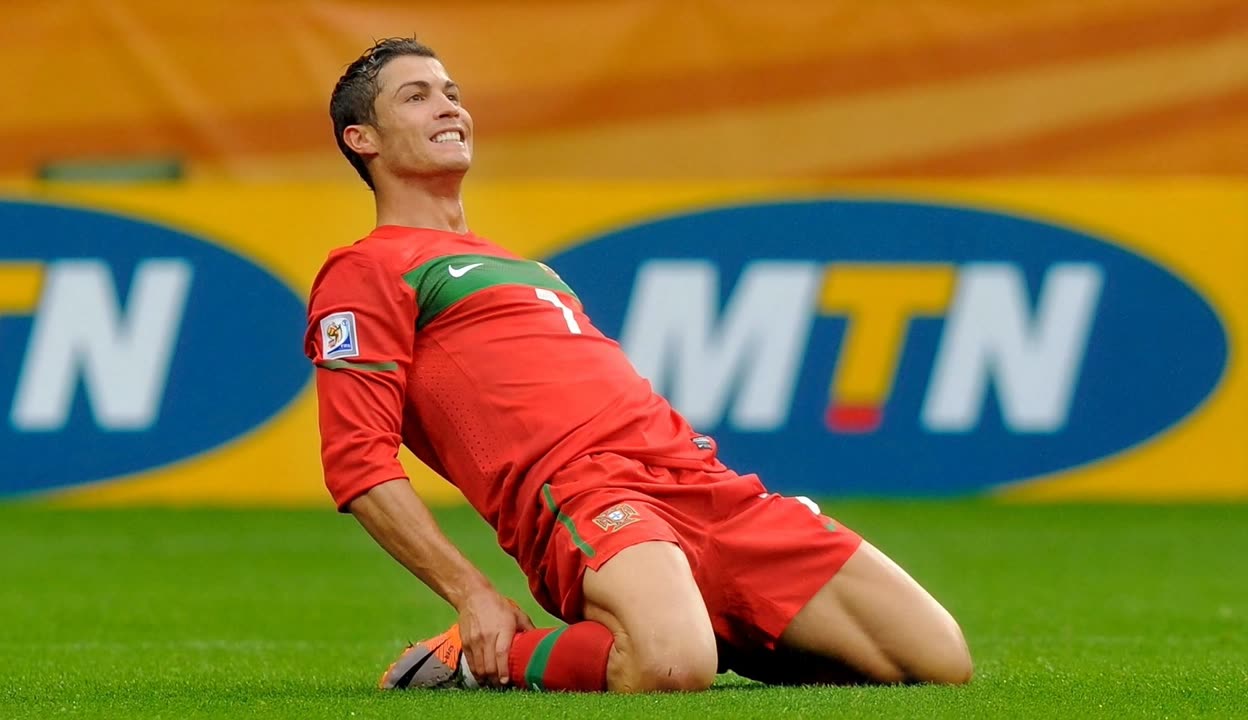 C7娱乐-日本足球运动员奋勇勇进展现团队配合